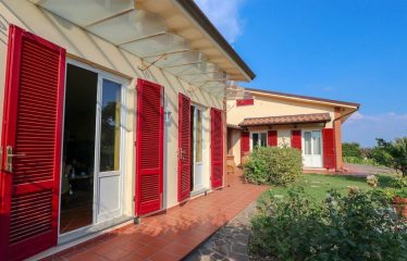 Villa située en position panoramique avec une vue sur la campagne toscane