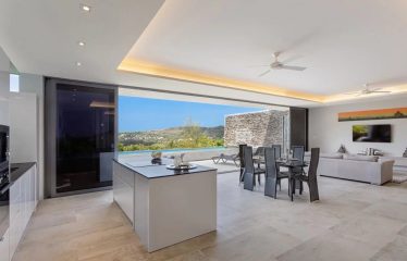 La villa offre une vue imprenable sur la mer d&rsquo;Andaman et est offerte de verdure pittoresque.