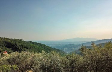 Villa située en position panoramique avec une vue sur la campagne toscane
