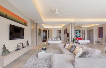 La villa offre une vue imprenable sur la mer d&rsquo;Andaman et est offerte de verdure pittoresque.