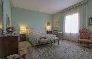 Villa située en position panoramique avec une vue sur la campagne toscane