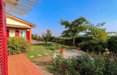 Villa située en position panoramique avec une vue sur la campagne toscane