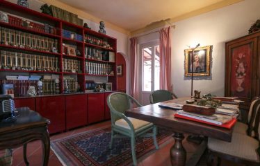 Villa située en position panoramique avec une vue sur la campagne toscane