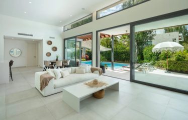 Très belle villa moderne située à Estepona