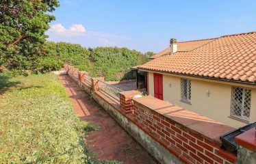 Villa située en position panoramique avec une vue sur la campagne toscane