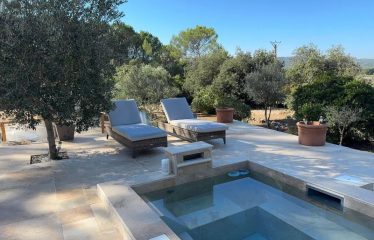 Belle  propriété est située sur une colline entre le village de Cotignac